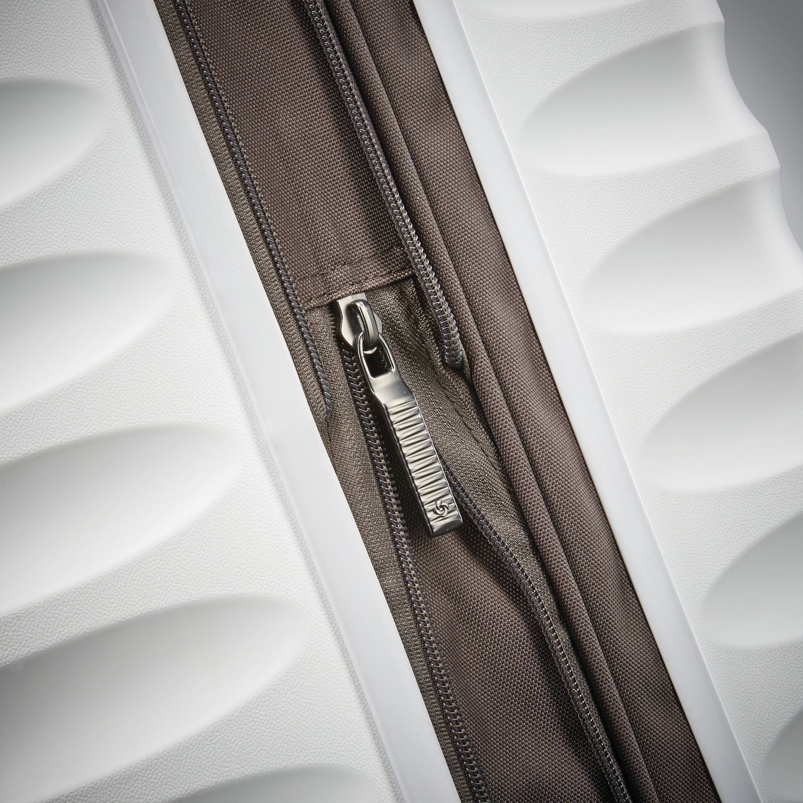 Voltage DLX Global Carry-On Spinner White - Image 4